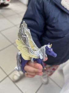 Kind mit Pegasus aus Glas