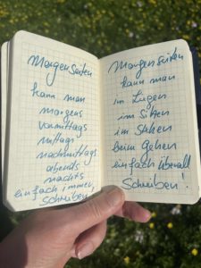 Geöffnetes Notizbuch mit Text zu den Morgenseiten.